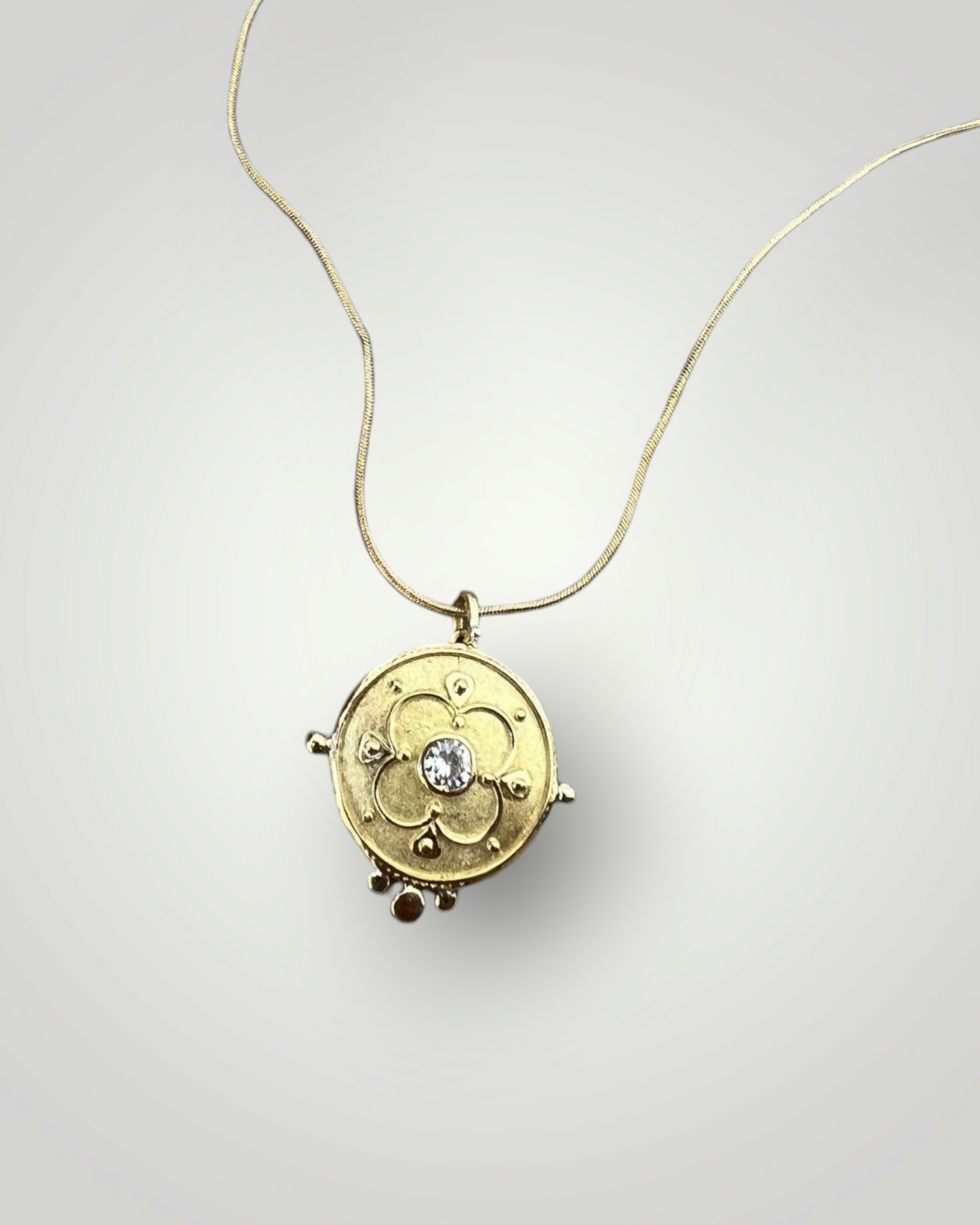 Minimalist Flower Gold and Diamond Necklace: Timeless Elegance