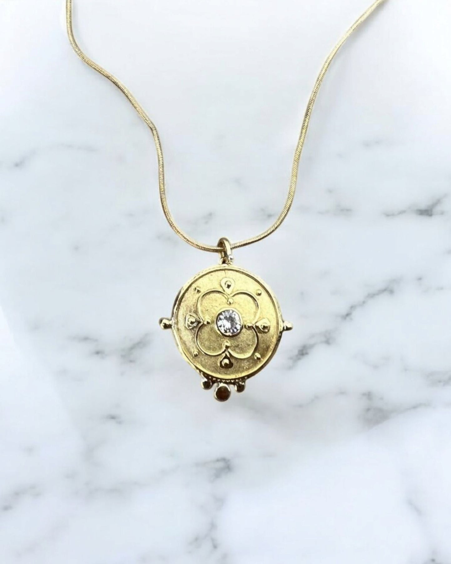Minimalist Flower Gold and Diamond Necklace: Timeless Elegance