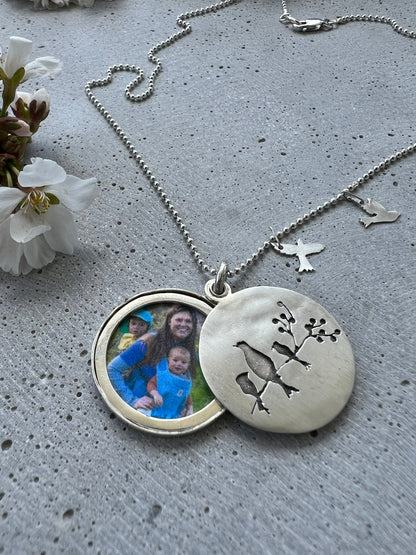 Handmade memorial jewelry with a 30mm locket. Each piece is unique, customizable, and features a big bird representing the mom. Choose the little birds (kids) quantities. Includes a 20-inch dot chain