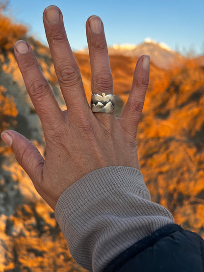 Experience the beauty of the outdoors with our solid sterling silver and 14k gold Mountain ring. Perfect for mountain enthusiasts, this special piece celebrates the adventurous lifestyle.